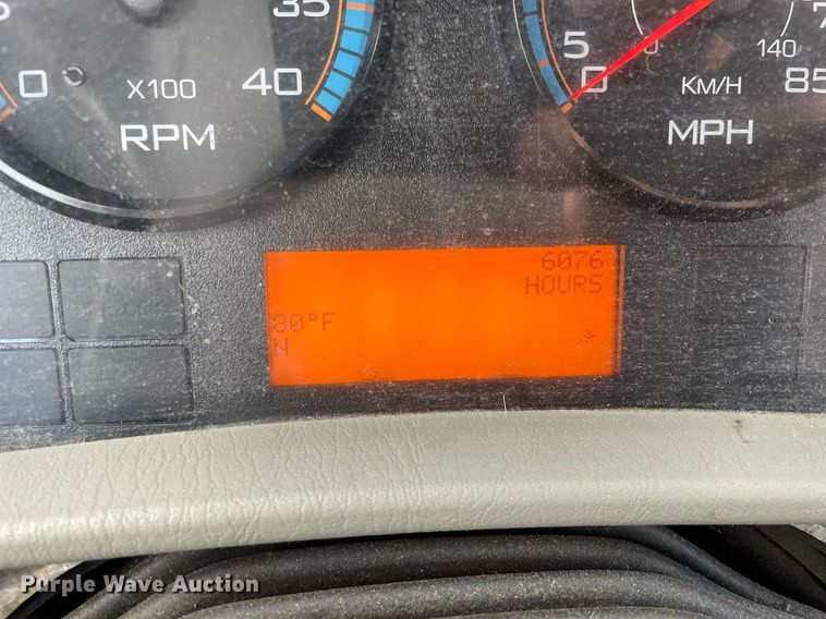 image for item DP0199 2013 International 4400  flatbed truck