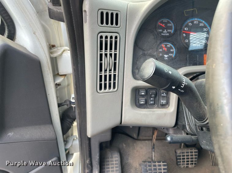 image for item DP0199 2013 International 4400  flatbed truck