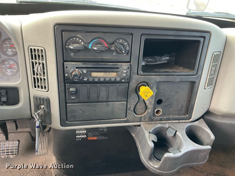 image for item DP0199 2013 International 4400  flatbed truck