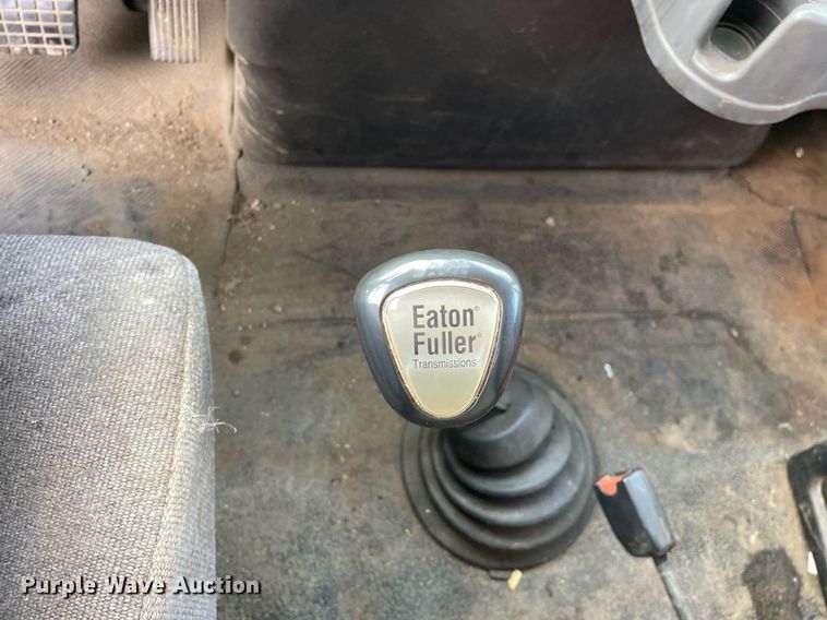 image for item DP0199 2013 International 4400  flatbed truck