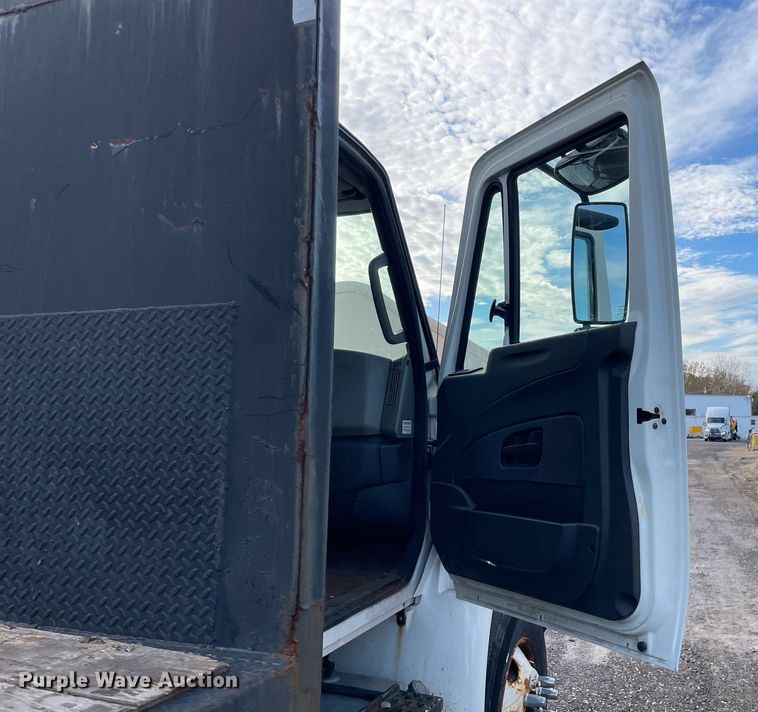 image for item DP0199 2013 International 4400  flatbed truck