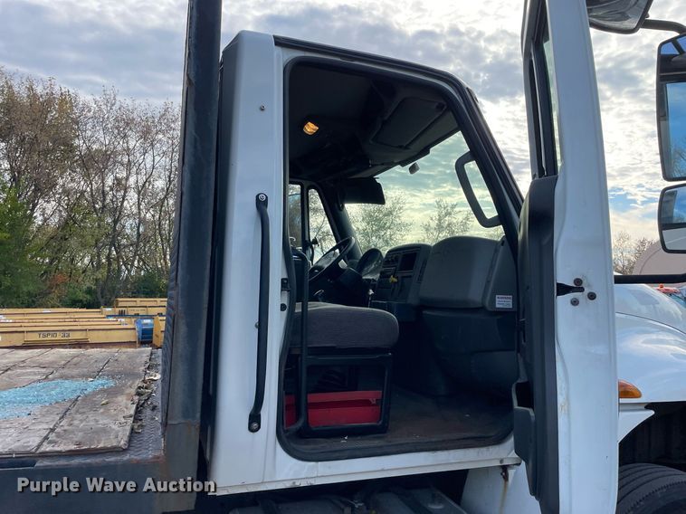 image for item DP0199 2013 International 4400  flatbed truck