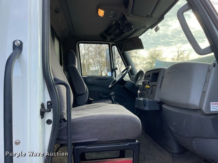 image for item DP0199 2013 International 4400  flatbed truck