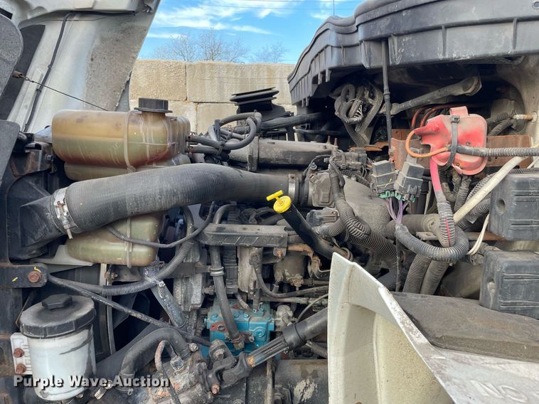 image for item DP0199 2013 International 4400  flatbed truck