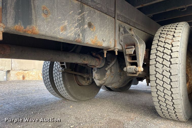 image for item DP0199 2013 International 4400  flatbed truck