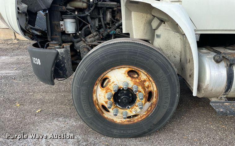 image for item DP0199 2013 International 4400  flatbed truck