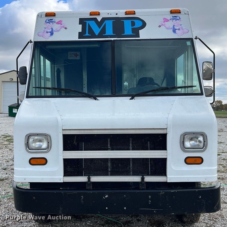 image for item DP2124 2005 Workhorse P42  box truck