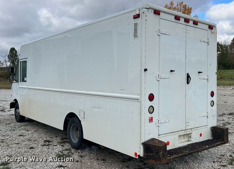 image for item DP2124 2005 Workhorse P42  box truck