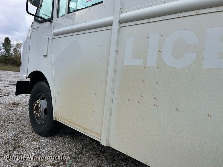 image for item DP2124 2005 Workhorse P42  box truck