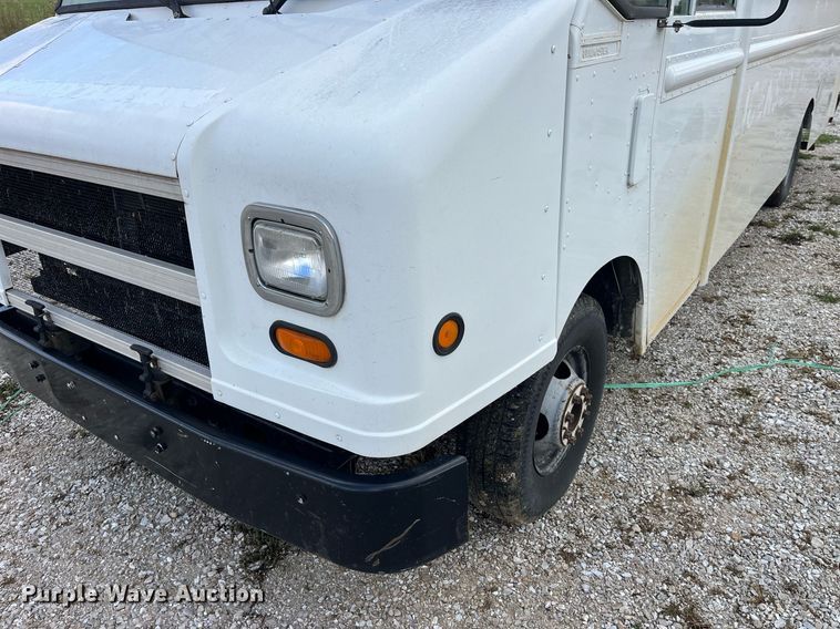 image for item DP2124 2005 Workhorse P42  box truck