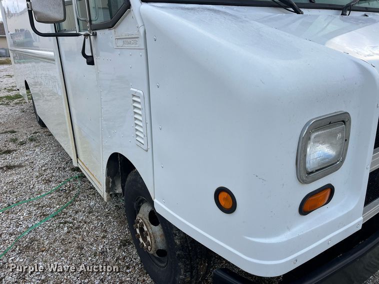 image for item DP2124 2005 Workhorse P42  box truck