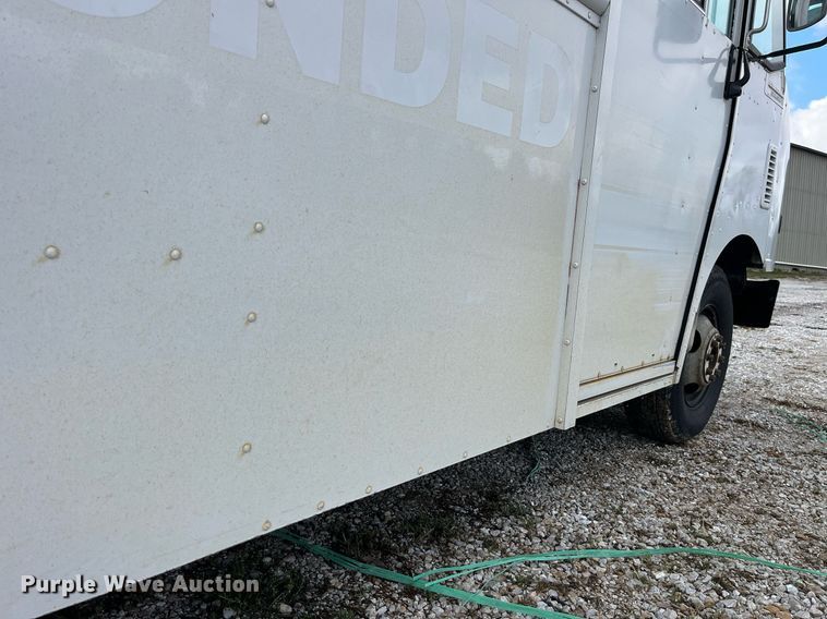 image for item DP2124 2005 Workhorse P42  box truck