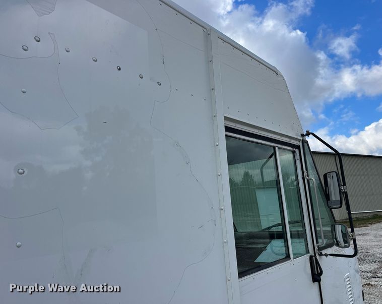 image for item DP2124 2005 Workhorse P42  box truck