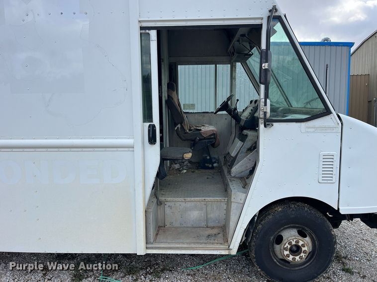 image for item DP2124 2005 Workhorse P42  box truck