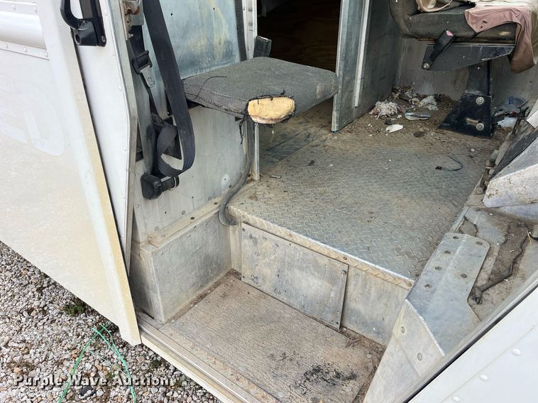 image for item DP2124 2005 Workhorse P42  box truck