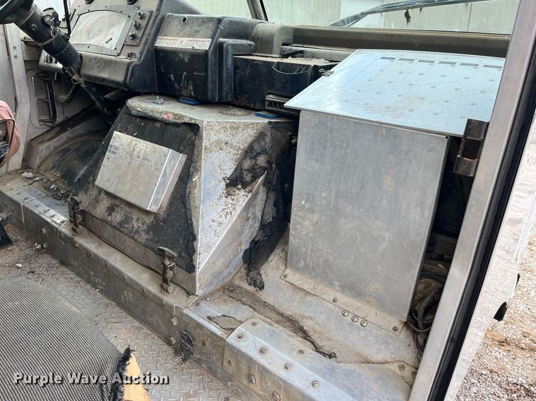 image for item DP2124 2005 Workhorse P42  box truck