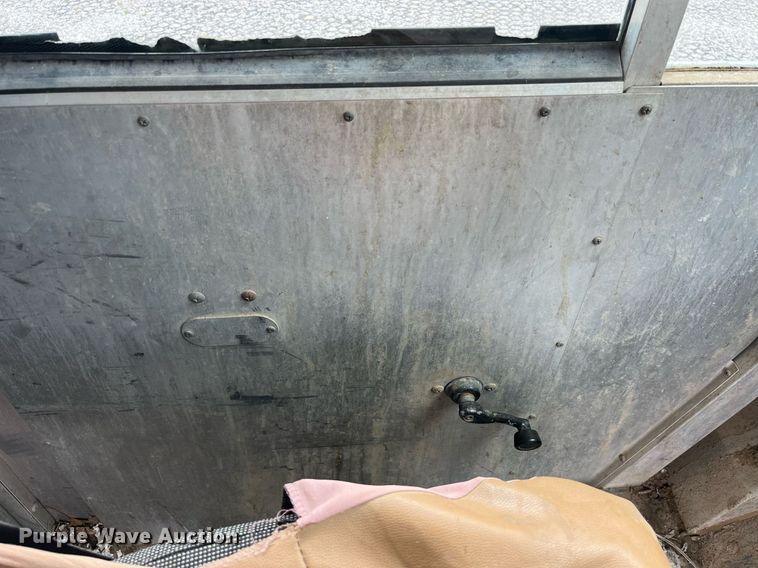 image for item DP2124 2005 Workhorse P42  box truck