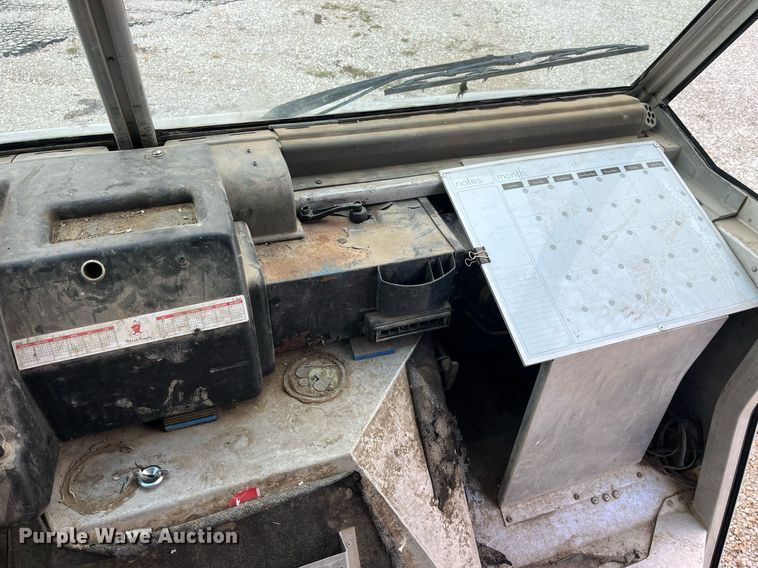 image for item DP2124 2005 Workhorse P42  box truck