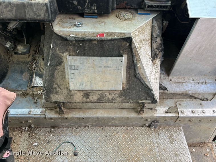 image for item DP2124 2005 Workhorse P42  box truck