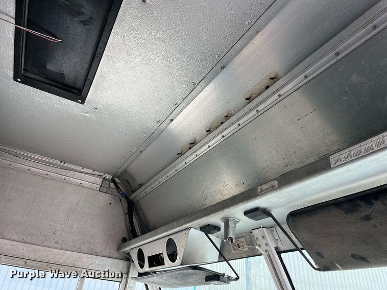 image for item DP2124 2005 Workhorse P42  box truck