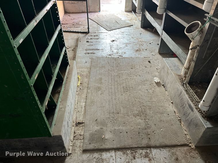 image for item DP2124 2005 Workhorse P42  box truck