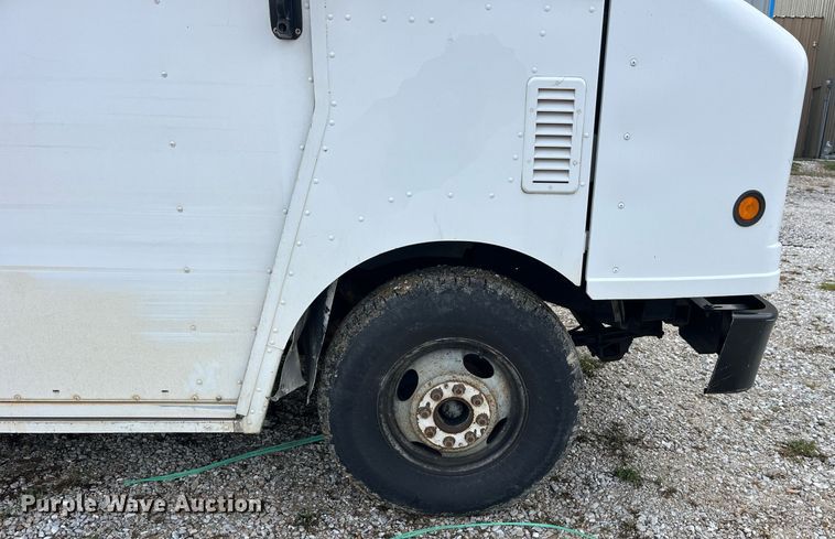 image for item DP2124 2005 Workhorse P42  box truck