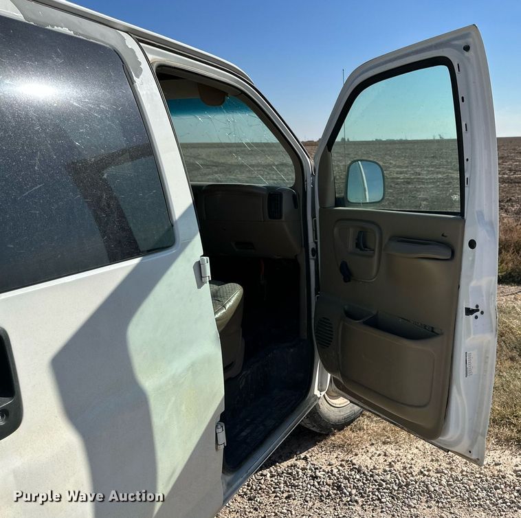 image for item DQ1470 1998 Chevrolet Express 3500  van