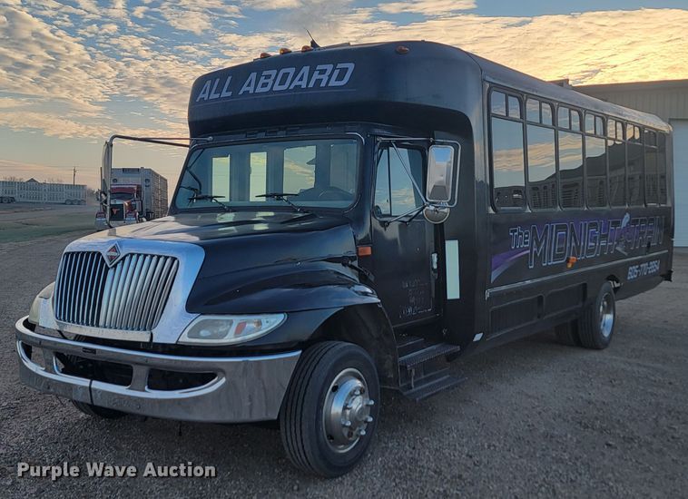 image for item JG9633 2000 International 3400  party bus
