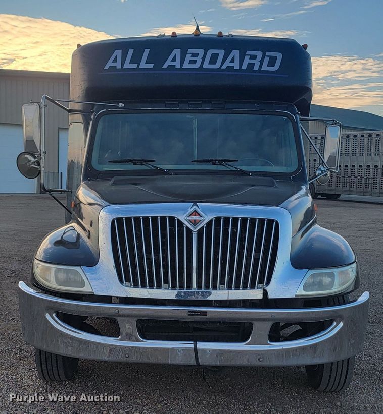 image for item JG9633 2000 International 3400  party bus
