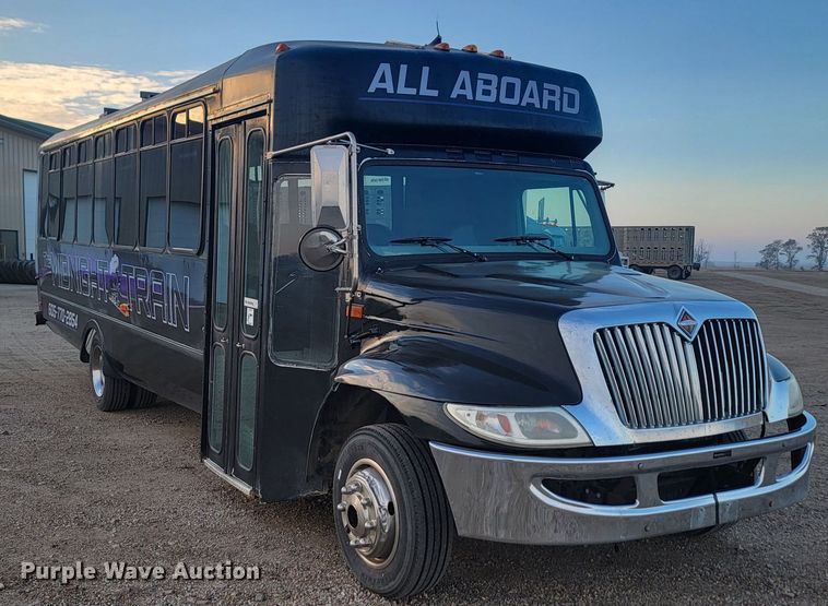 image for item JG9633 2000 International 3400  party bus