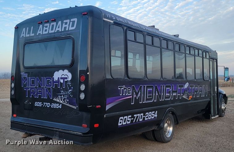 image for item JG9633 2000 International 3400  party bus