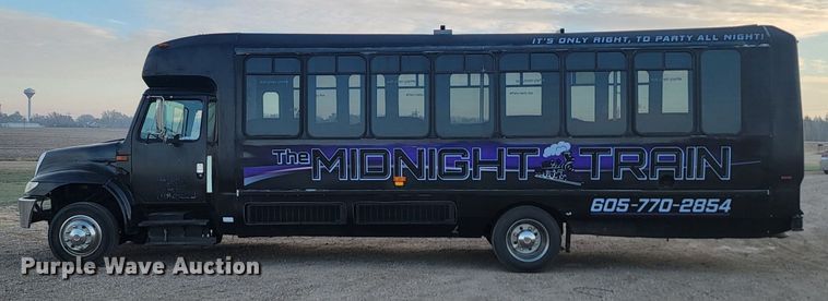 image for item JG9633 2000 International 3400  party bus