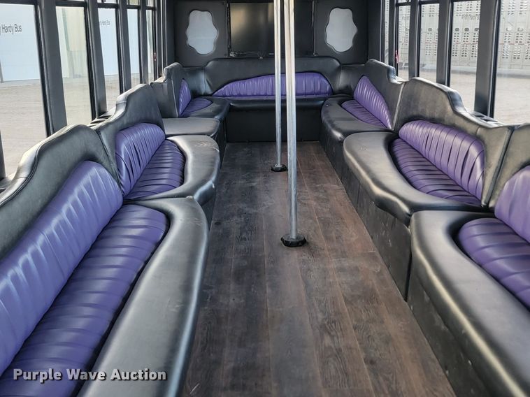 image for item JG9633 2000 International 3400  party bus