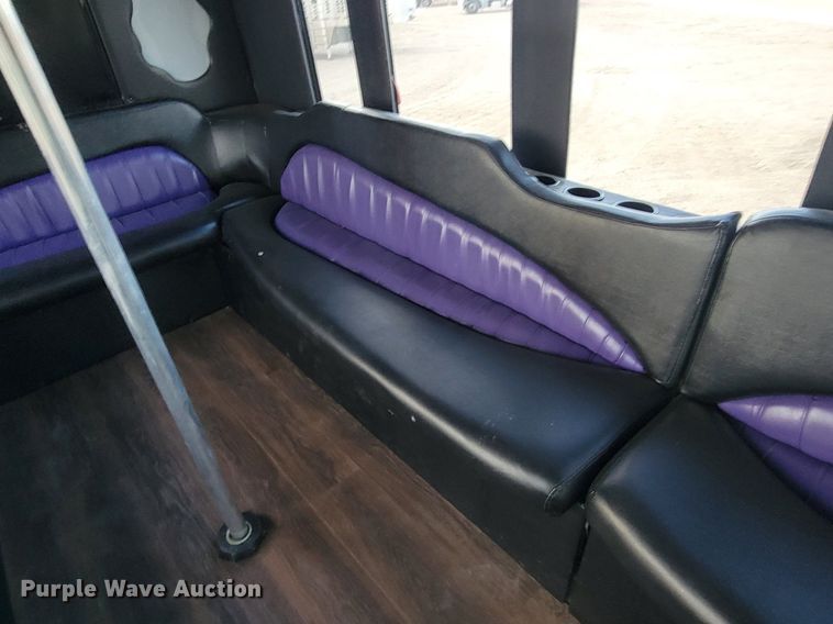image for item JG9633 2000 International 3400  party bus