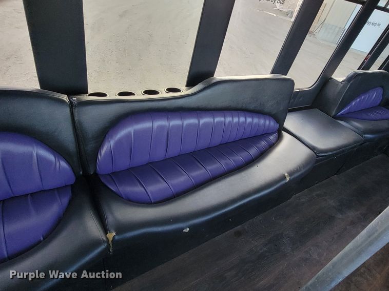 image for item JG9633 2000 International 3400  party bus