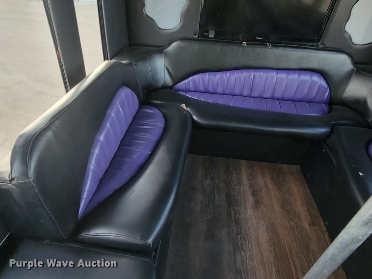 image for item JG9633 2000 International 3400  party bus