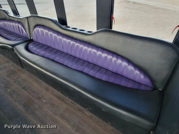 image for item JG9633 2000 International 3400  party bus