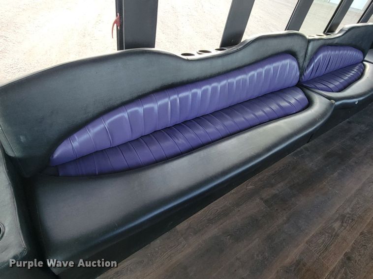 image for item JG9633 2000 International 3400  party bus