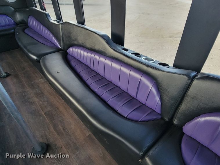image for item JG9633 2000 International 3400  party bus