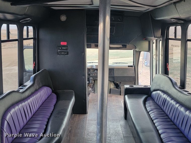 image for item JG9633 2000 International 3400  party bus