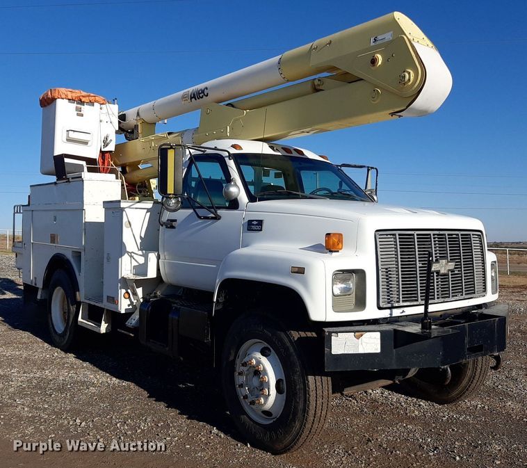 image for item KD9071 2002 Chevrolet C7500  bucket truck