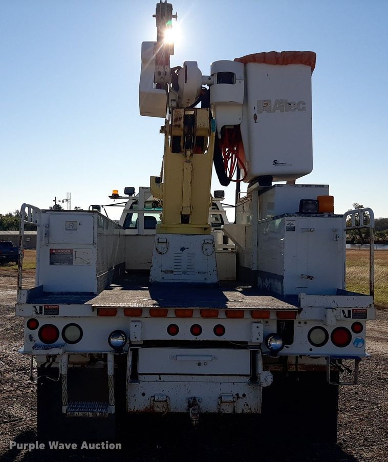 image for item KD9071 2002 Chevrolet C7500  bucket truck