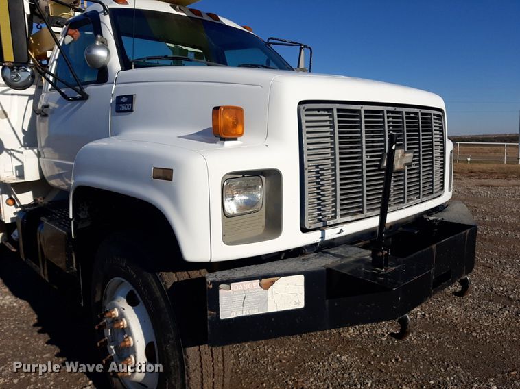 image for item KD9071 2002 Chevrolet C7500  bucket truck