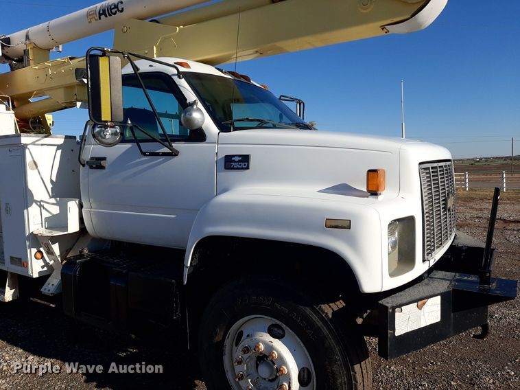 image for item KD9071 2002 Chevrolet C7500  bucket truck