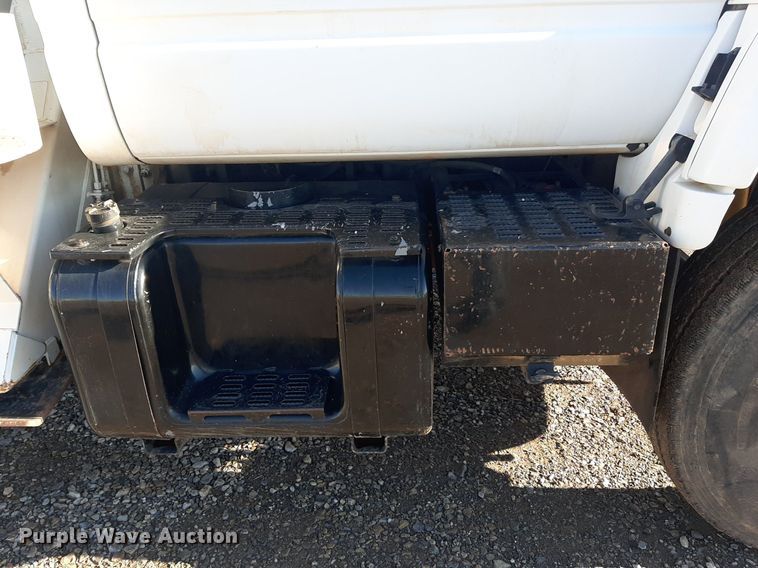 image for item KD9071 2002 Chevrolet C7500  bucket truck