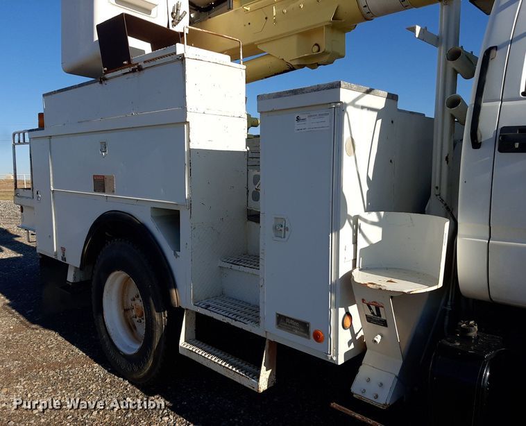 image for item KD9071 2002 Chevrolet C7500  bucket truck