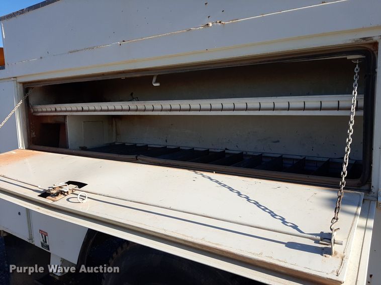 image for item KD9071 2002 Chevrolet C7500  bucket truck