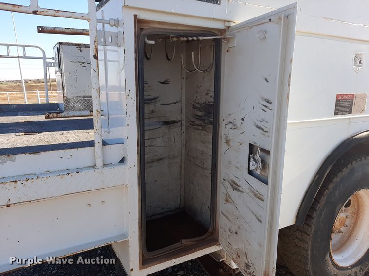 image for item KD9071 2002 Chevrolet C7500  bucket truck