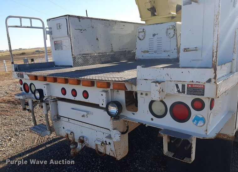 image for item KD9071 2002 Chevrolet C7500  bucket truck