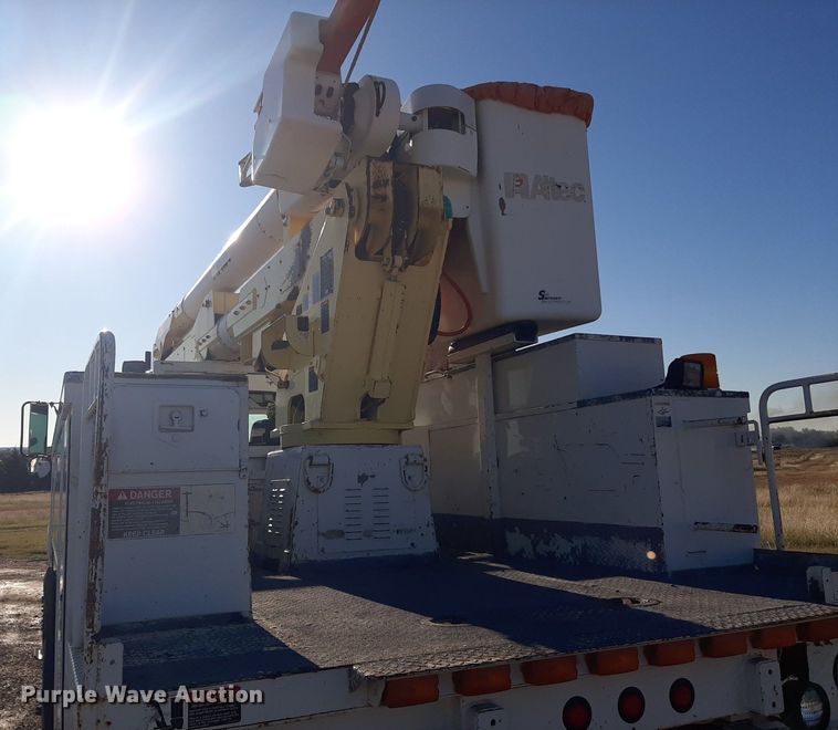 image for item KD9071 2002 Chevrolet C7500  bucket truck